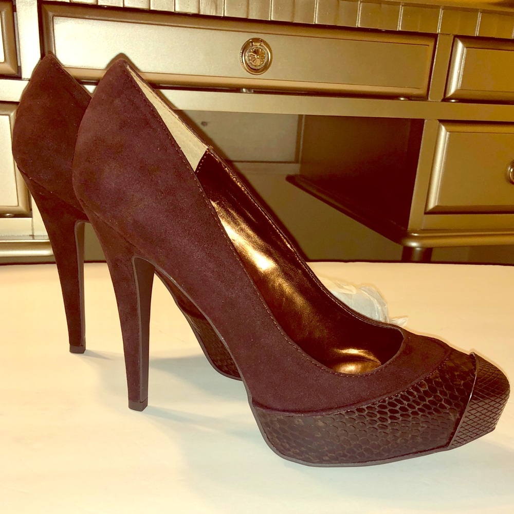 💥BRAND NEW💥 Carlos Santana Suede Pumps - Size 10